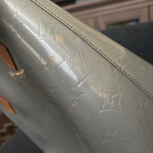 Louis Vuitton Light Sage Green Tote with Textured Leather and Structured Shape - Picture 4 of 17